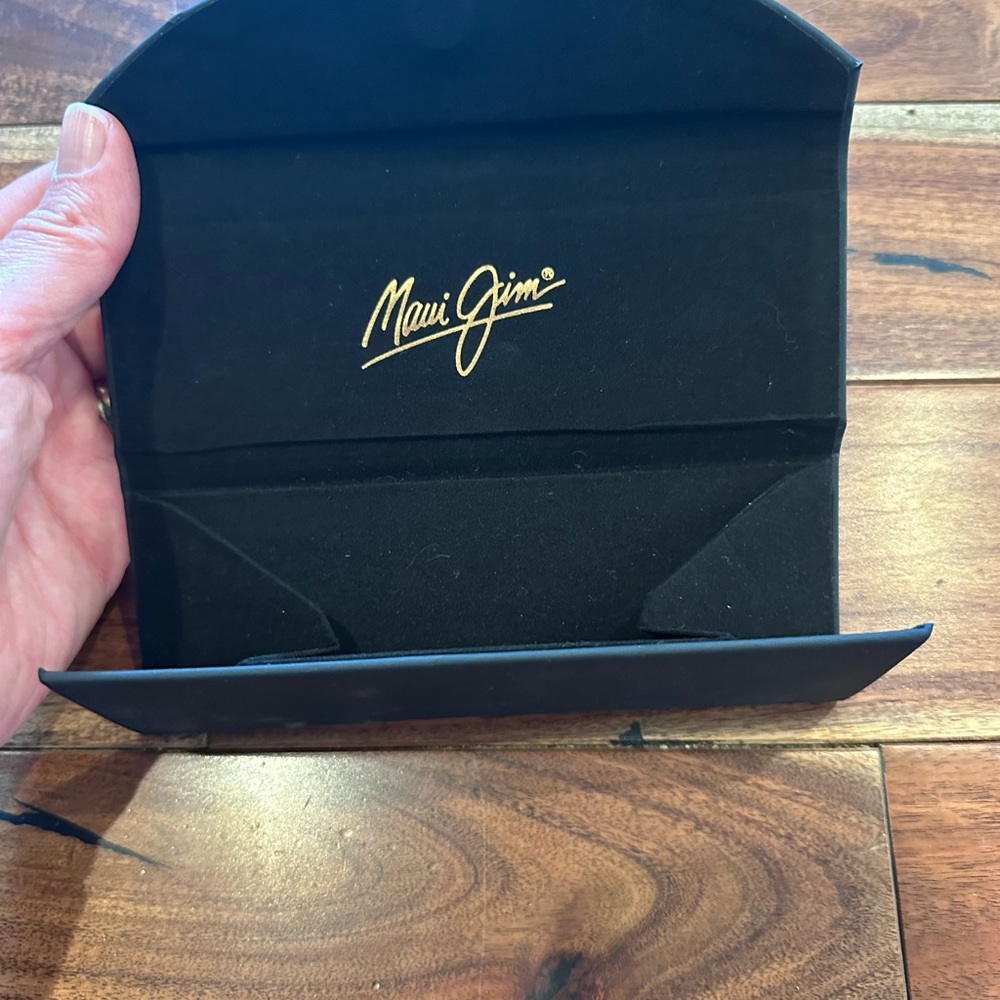 Maui Jim magnetic closure soft sunglasses holder